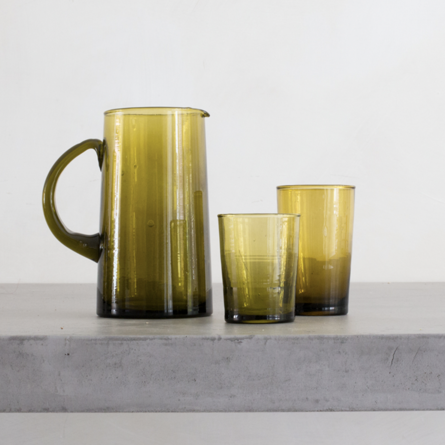 MOSTERDGROEN WATERGLAS GEMAAKT VAN GERECYCLED GLAS