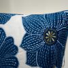 BLAUW / WIT KUSSEN MET SIERLIJKE BLOEMEN – DIGA COLMORE