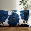 BLAUW / WIT KUSSEN MET SIERLIJKE BLOEMEN - DIGA COLMORE