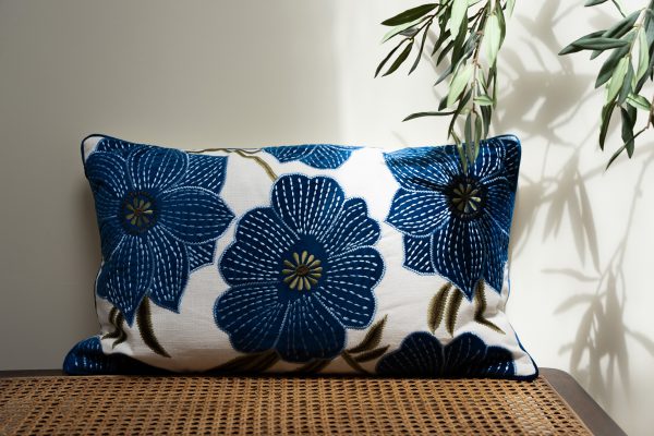 BLAUW / WIT KUSSEN MET SIERLIJKE BLOEMEN - DIGA COLMORE